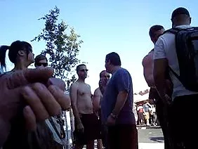 Une épouse mature inquiète baise avec son mari et son meilleur ami