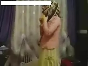 Jeune femme japonaise joue au tennis sexy avec les couilles de deux mecs et s'abandonne à leurs phallus