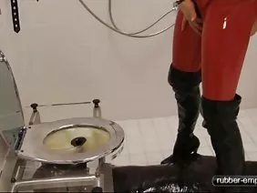 La fille suce une bite bien et lui met son tendre âne