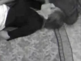 Une femme mature saute furieusement et se tortille sur un puissant phallus