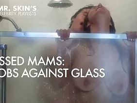 Jeune mannequin porn se pose alternativement sur sa chatte et se caresse la bouche