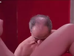 Le mec a sauté sur une star du porno dans la salle de bain