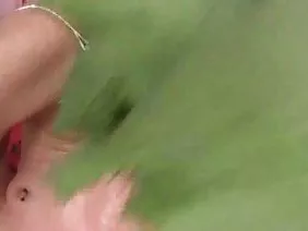 Une fille tatouée séduit sa voisine en mettant les sous-vêtements sexy de son ex-femme et en montrant qu'elle baise mieux