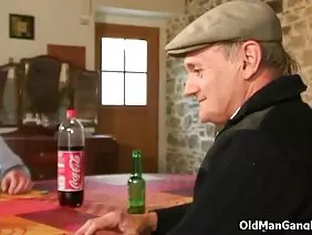 Une star du porno latine mature baise son vagin avec ses doigts devant la caméra et jouit