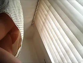 Une jolie jeune brune a un casting porno et est baisée par un homme