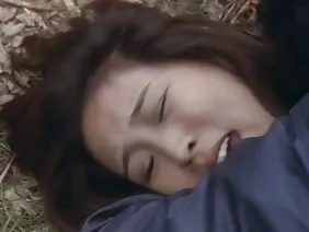 Deux lesbiennes blondes aux gros seins tentent un trio