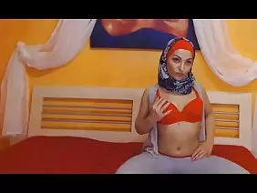 Une star du porno ouvre le trou à l'arrière pour un membre