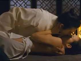 Une salope de 19 ans vêtue de robes de golf vives se fait défoncer la chatte par son grand frère