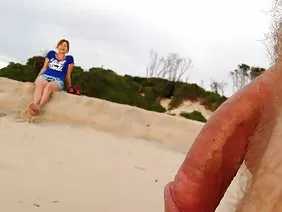 Diligent blonde avale avec passion le pisyun de l'homme vulgaire