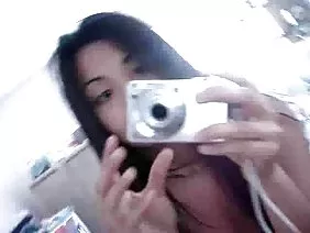 Bombasse à gros cul aux seins naturels se masturbe et séduit le plombier lors d'une baise passionnée