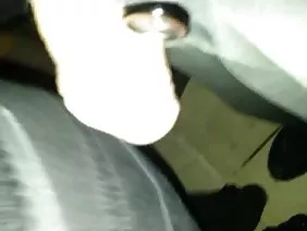 Une chienne mignonne se fait défoncer anal avec deux coups à la fois, gangbang anal brutal