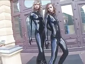 Une masseuse asiatique mature a lavé un homme dans la salle de bain et l'a baisé