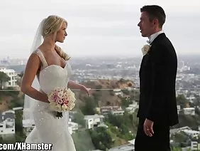 La nuit, l'hôtel s'est mélangé et m'a mis dans une chambre où une jolie jeune fille avec une chatte douce était déjà en train de dormir.