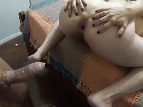 Jeune étudiante lascive dans des verres facilement séduite par un professeur noir