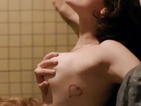 Jeune amant se déshabille devant la webcam