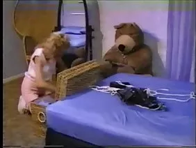 Jeune chienne se fait enculer dans le gode et y prend la bite du monsieur