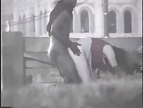 Hommes allemands pilant une prostituée africaine dans la bouche sur le canapé