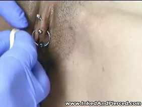 Jeune amateur avec beaucoup de tatouages ​​se fait baiser le cul en casting porno