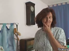 Une voisine mature en bas s'est couchée chez un jeune garçon pour une pénétration sexuelle