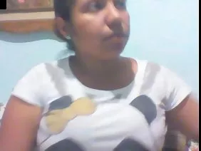 Une lesbienne affirmée enfonce un énorme strapon dans une chienne soumise dans sa petite chatte