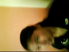 Lena rend visite à son amie et se prend du sexe en groupe avec deux grosses bites noires de qui elles baisent les talons