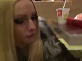 Jeune mannequin porno met sa chatte sous la baise variée d'une maîtresse mature