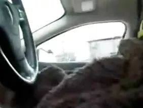 De jeunes lesbiennes enjouées dans des sous-vêtements chauds lèchent des câlins et utilisent des godes