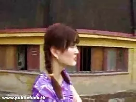 Une jeune star du porno a laissé son petit ami s'étendre sur le canapé et baiser avidement