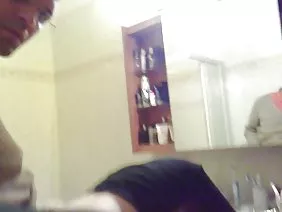 Les jeunes amoureux baisent avec impatience le gamin dans la salle de bain et attendent son sperme dans la bouche