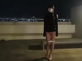 Sexe mature et insatiable sexe riche dame a forcé son jeune marié à la baiser dans le cul dans l'écurie sur des balles de foin pour chevaux