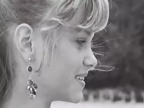 La poulette mignonne a coulé après le cunnilingus et a ouvert sa chatte pour un sexe doux avec sa bien-aimée