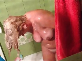 Deux jeunes amies d'un couple font un massage à un enfant et le portent dans une baise de groupe