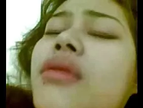 Une femme mature avec un vagin poilu se lèche d'un homme moustachu