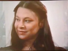 Hot mature lady masturbe la chatte humide dans la voiture