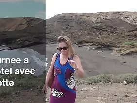 Une poussin asiatique en collants résille après avoir été fouettée