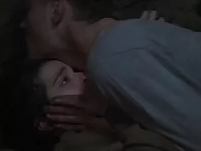 Blonde mature salope est assise sur le sol devant le lit et se baise