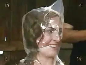 Une milf mature aime la langue d'une jeune amante dans son vagin