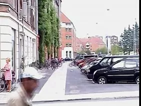 Teddy chienne avec un tatouage suce un hussard noir pour un conjoint