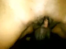 Superbe chatte de star du porno mature obscène kicks sa chatte avec les doigts