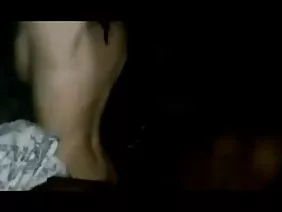 La chatte d'une jeune coquette jouit étonnamment au contact des doigts