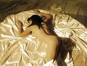 Le dork à lunettes a fourré une énorme bite dans la petite chatte d'une fille fragile