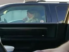 Paysan riche tire un étudiant attrayant sur une bite debout