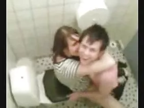 Mulatto aux énormes seins naturels se masturbe devant la caméra