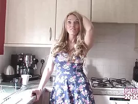 Rainbow blonde suce le konyaku d'un ami dans un hôtel avec du sperme en train de manger