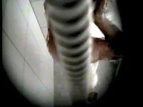 Sissy babes savent comment gérer un arbre, en particulier avec un club si énorme comme ce pervers