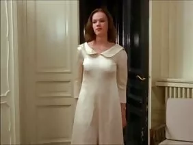 Une bande de yoga devant le miroir s'est terminée par une baise torride avec un creampie à l'intérieur d'une grosse balle pour la forme