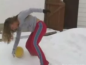 Fragile et petite fille romantique ne s'attendait pas à une baise aussi dure avec une grosse bite dans une chatte très petite et serrée