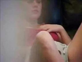 Maman aux gros seins et jeune fille salope savent comment remercier le paysan pour son aide en cas de panne d'une voiture sur la route