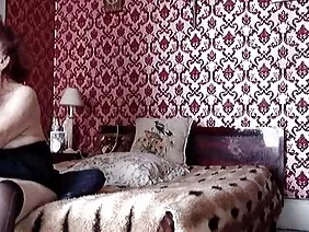 Ménagère d'âge mûr n'est pas contre la baise matinale avec son voisin dans la cuisine