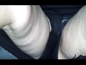 Une jeune japonaise mature se fait prendre par le vagin dans la douche et suce la bite de son mari dans la chambre à coucher